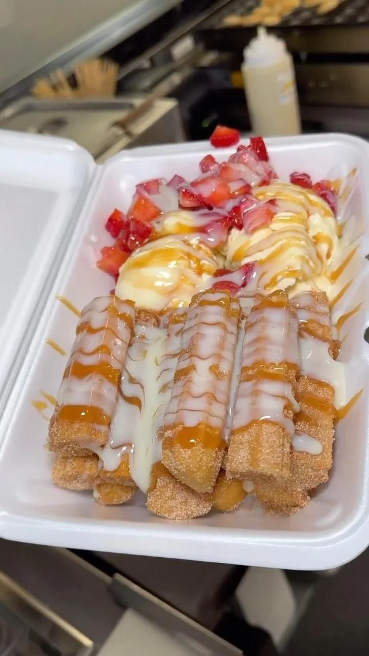 Would you try this? 🤎🍨😍 🎥: &ldquo;dolcecravingss&rdquo; 𝐭𝐚𝐠 𝐮𝐬 @itsyummyeatsntreats 𝐭𝐨 𝐛𝐞 𝐟𝐞𝐚𝐭𝐮𝐫𝐞𝐝 #ItsYummyEa&hellip; [Video] | Prepared churros snack, Ideas for selling churros, Fast food ideas